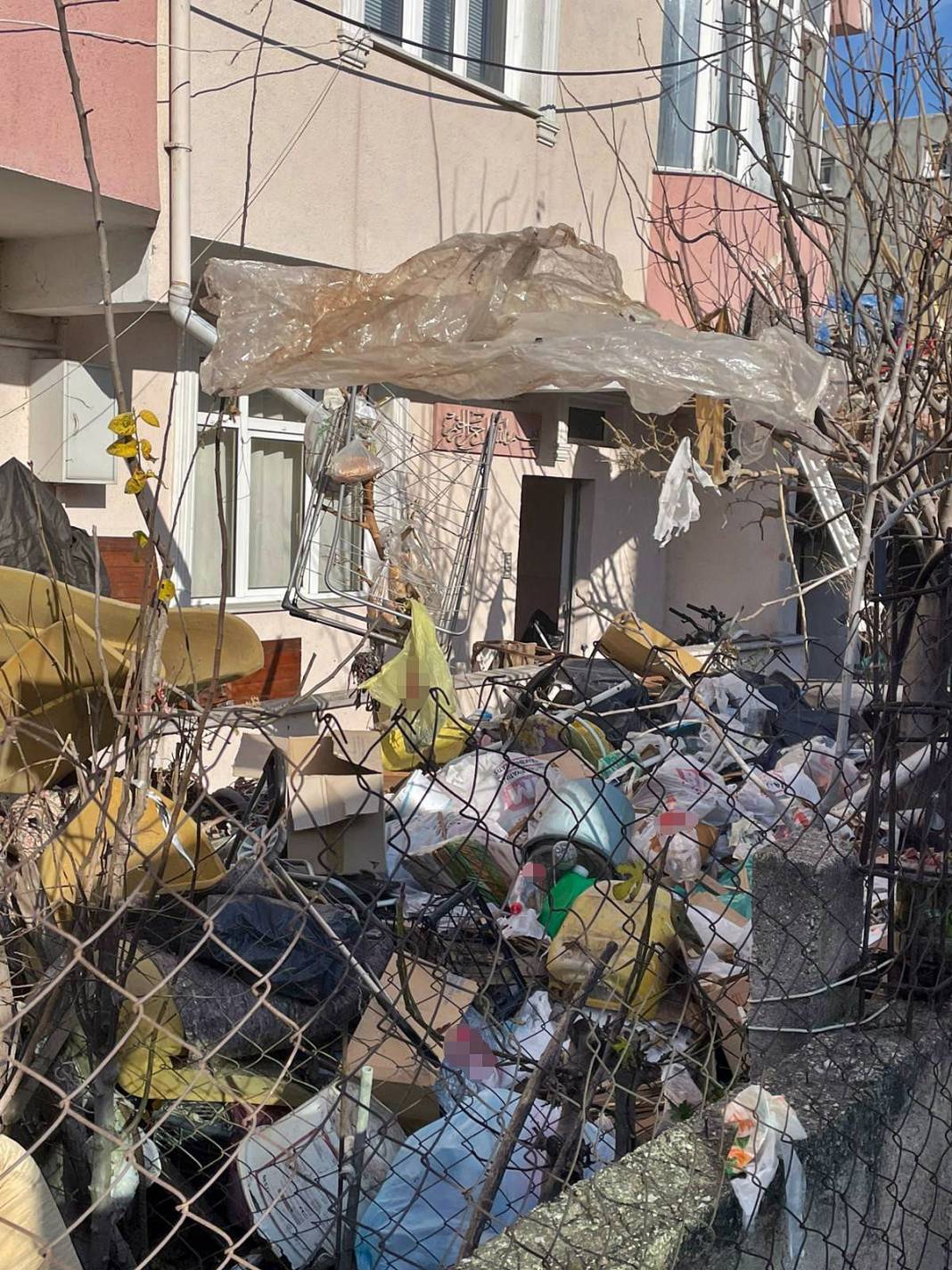 10 yıldır biriktirdiği çöpler apartman sakinlerini çıldırttı! Kamyon kamyon toplanan çöpler şaşkına çevirdi 3